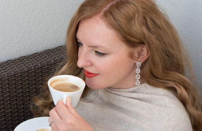 Frühlings Trend Accessoire – Cashmere Poncho Frühlings-Trend-Accessoire-Cashmere-Poncho-kaffee-trinken