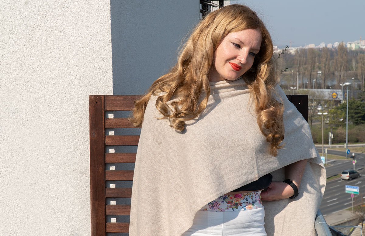 Frühlings-Trend-Accessoire-Cashmere-Poncho-oberkörper