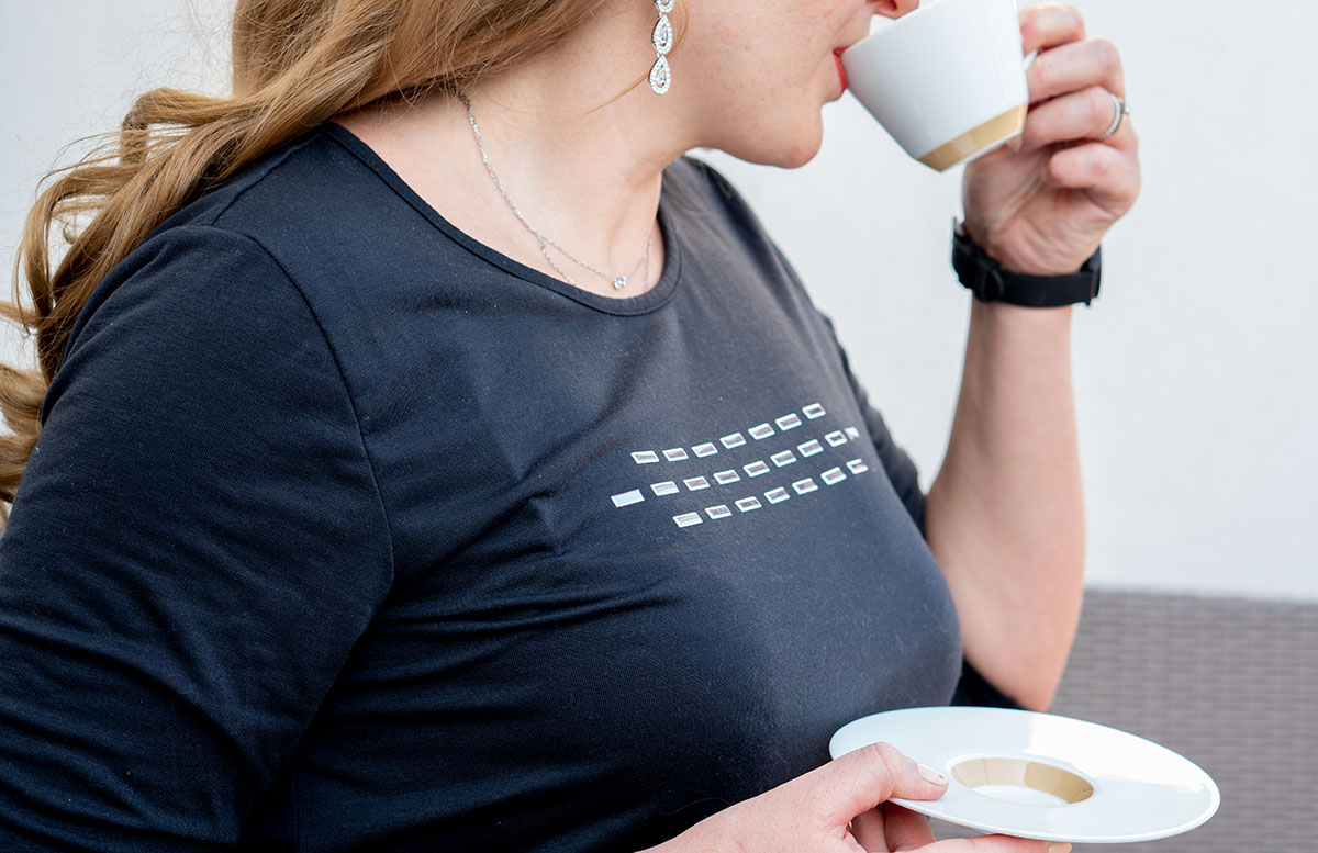 Frühlings-Trend-Accessoire-Cashmere-Poncho-shirt-kaffee-trinken