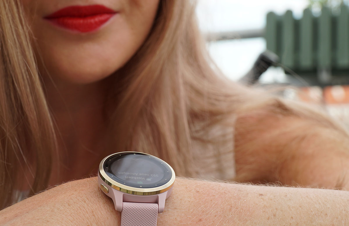 Garmin-vivoactive-4S-Fitness-Smartwatch-BLICK-AUF-UHR