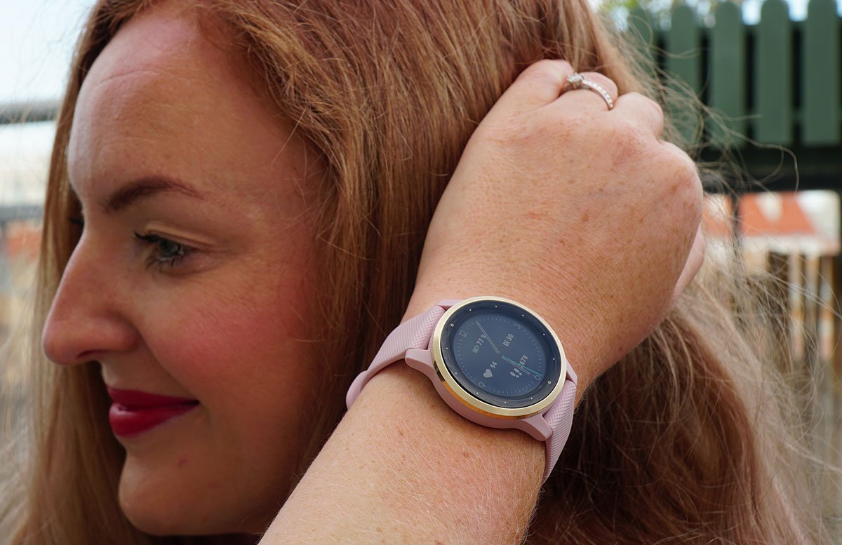 Garmin-vivoactive-4S-Fitness-Smartwatch-VICKY-TRÄGT