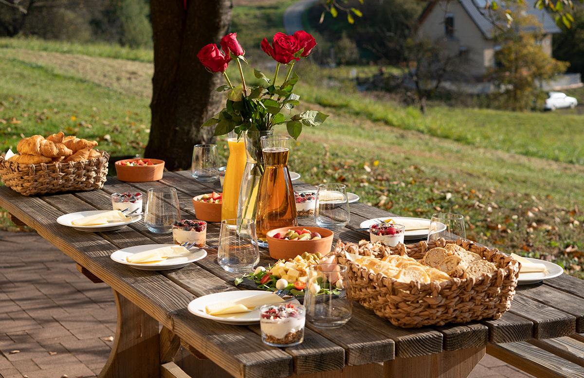 Glamping Resort Chateau Ramsak in Slowenien frühstücks tisch