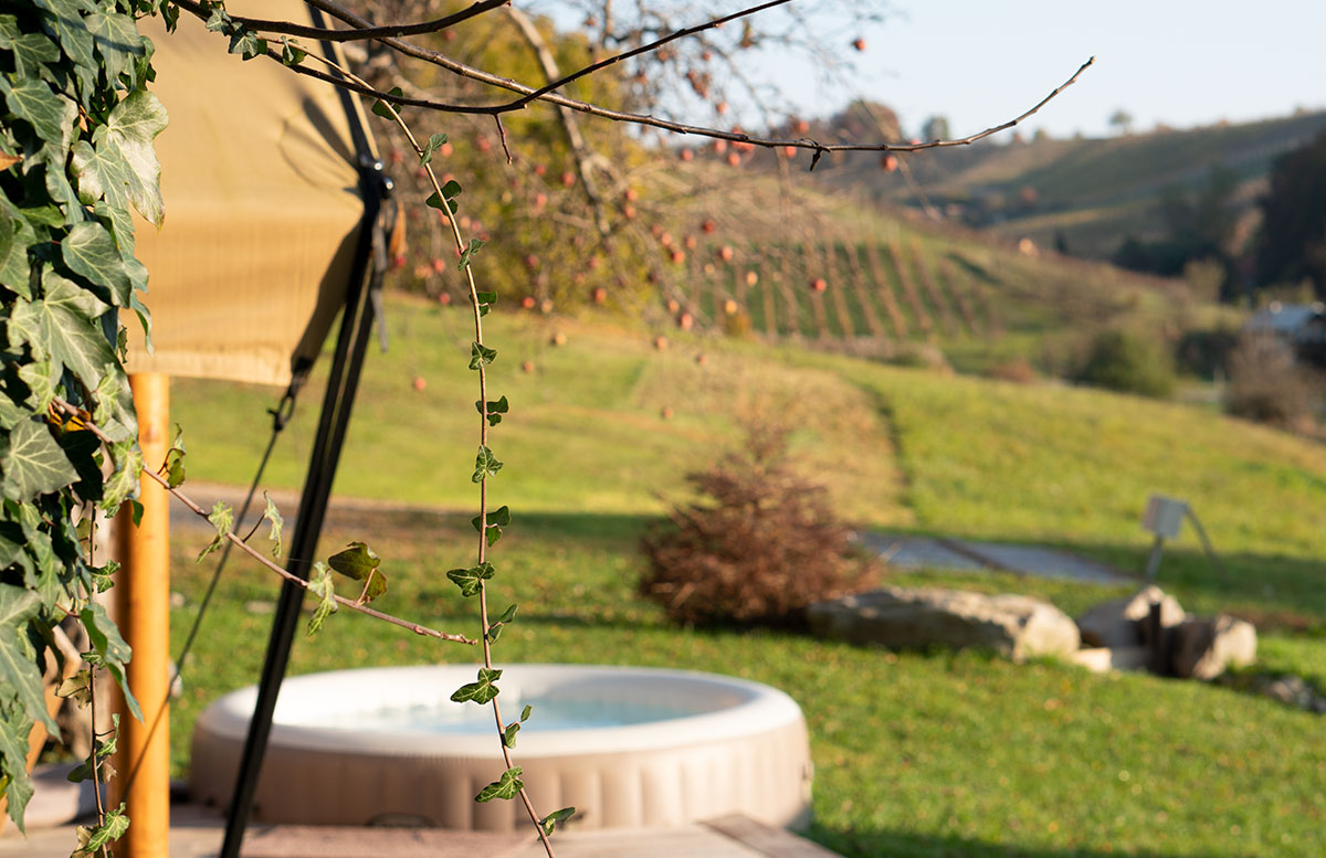 Glamping Resort Chateau Ramsak in Slowenien whirlpool unter dem apfelbaum