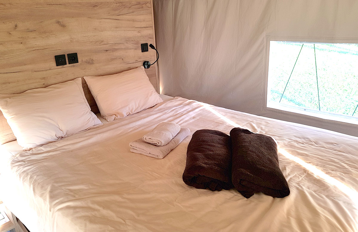 Glamping Resort Chateau Ramsak in Maribor von oben zelt detail bett