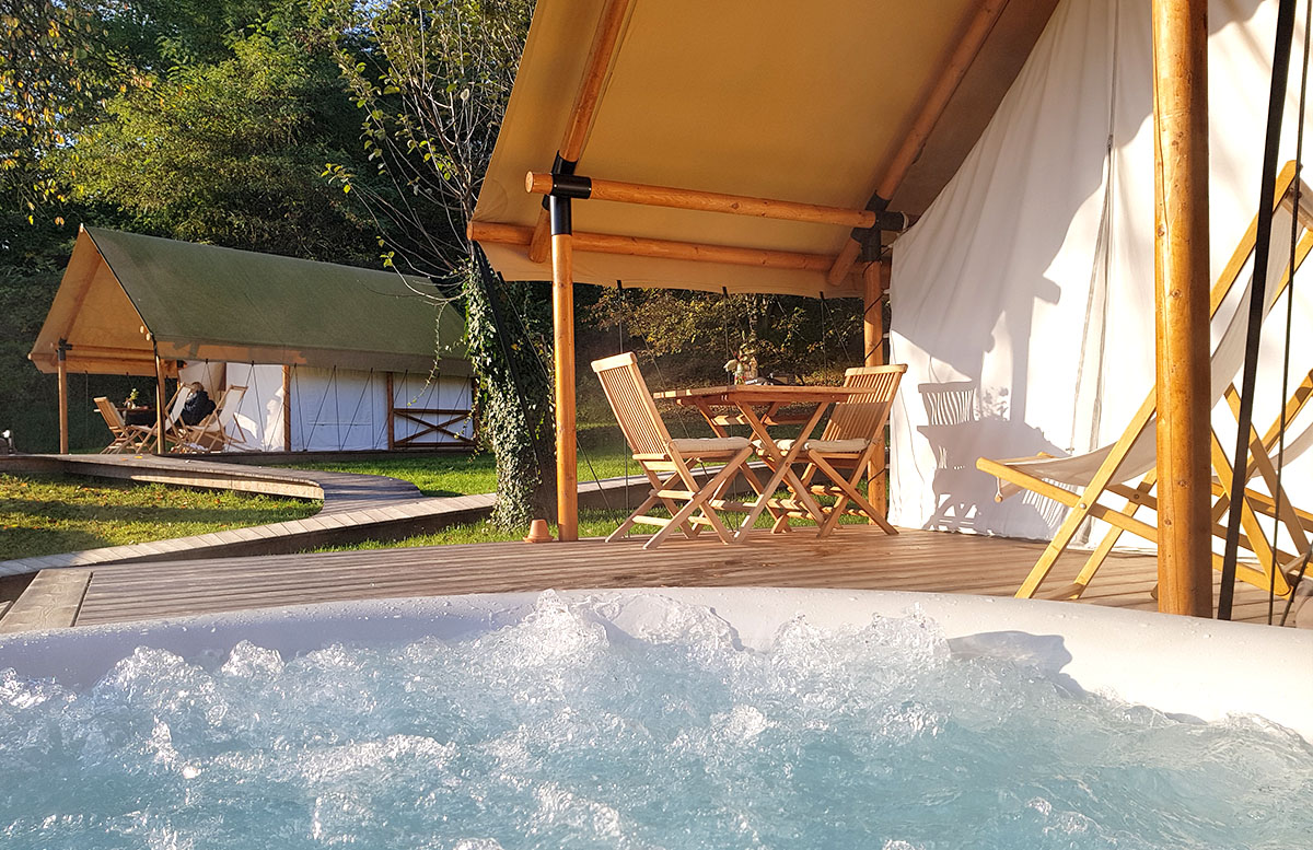 Glamping Resort Chateau Ramsak in Slowenien zelt perspektive whirlpool