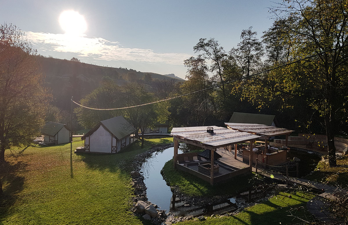 Glamping Resort Chateau Ramsak in Slowenien zelt von oben