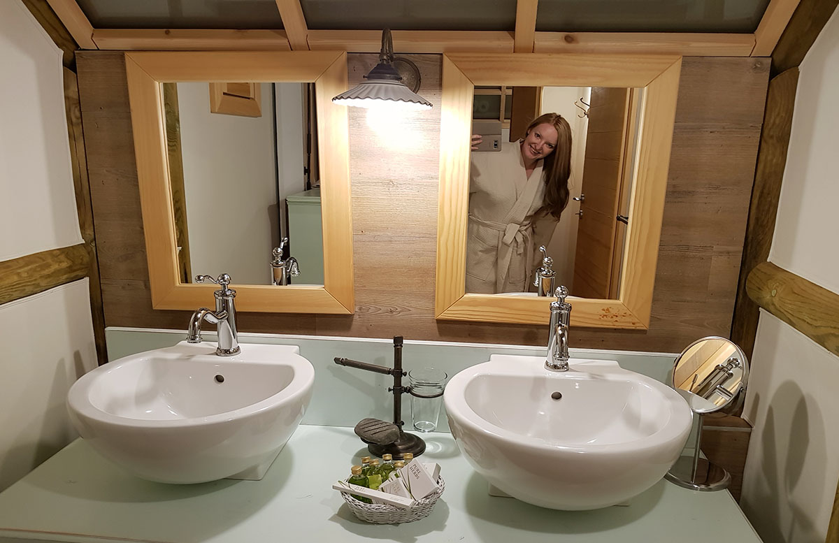 Charming Slovenia Herbal Glamping Resort in Ljubno zelte jacuzzi schlafzimmer badezimmer