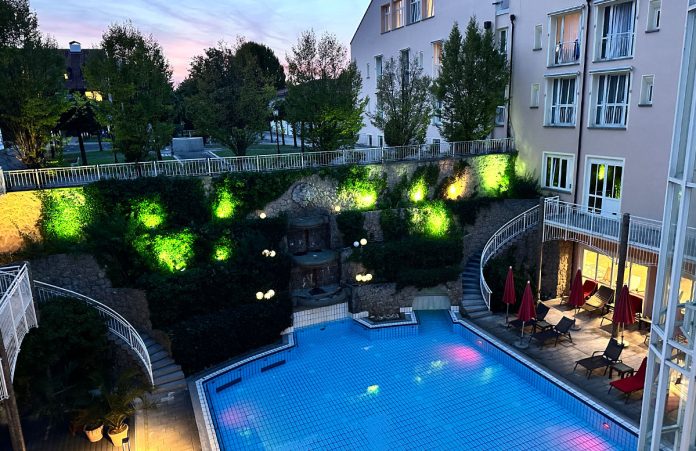 Golf- und Wellnesshotel MAXIMILIAN in Bad Griesbach Golf--und-Wellnesshotel-Maximilian-in-Bad-Griesbach-abendbeleuchtung