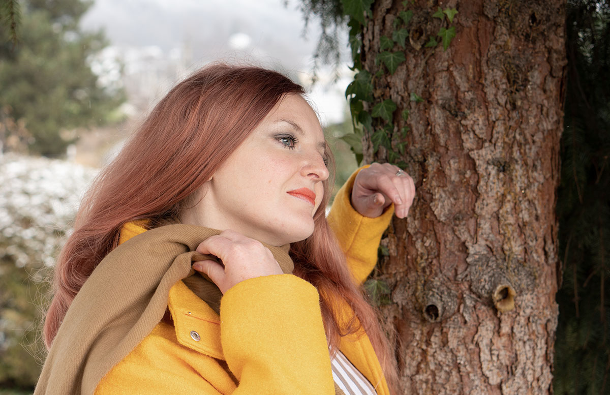 Goodbye-2020-Wir-werden-dich-nie-vergessen-an-baum-lehnend
