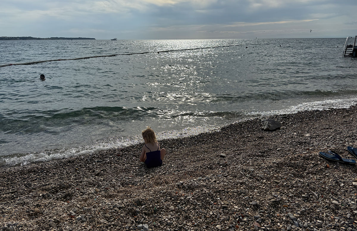 Grand-Hotel-Bernardin-in-Portoroz-kieselsteine-strand