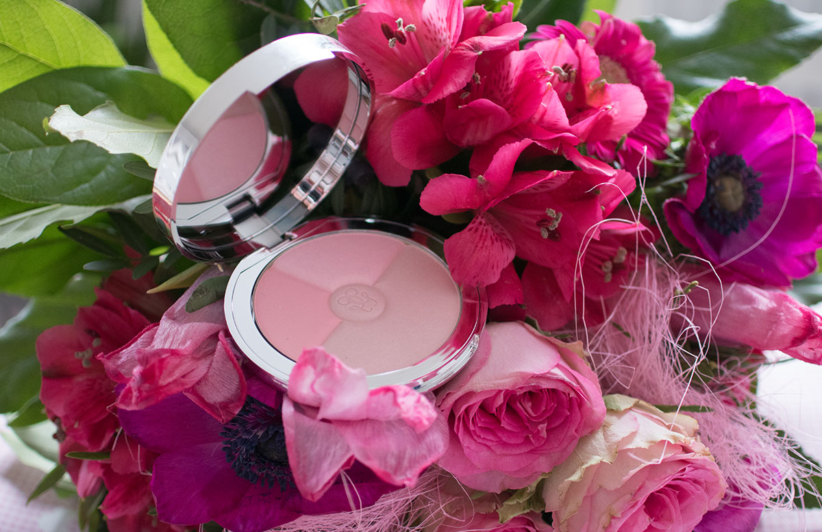 Guerlain Valentinstag - Meteorites Heart shape Palette dose detail blush