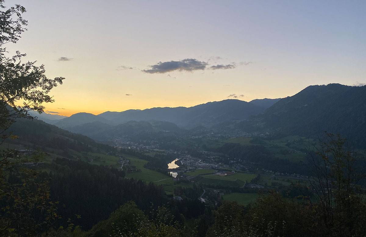 Gut-Berg-Naturhotel-mit-Bauernhof-aussicht-vom-balkon