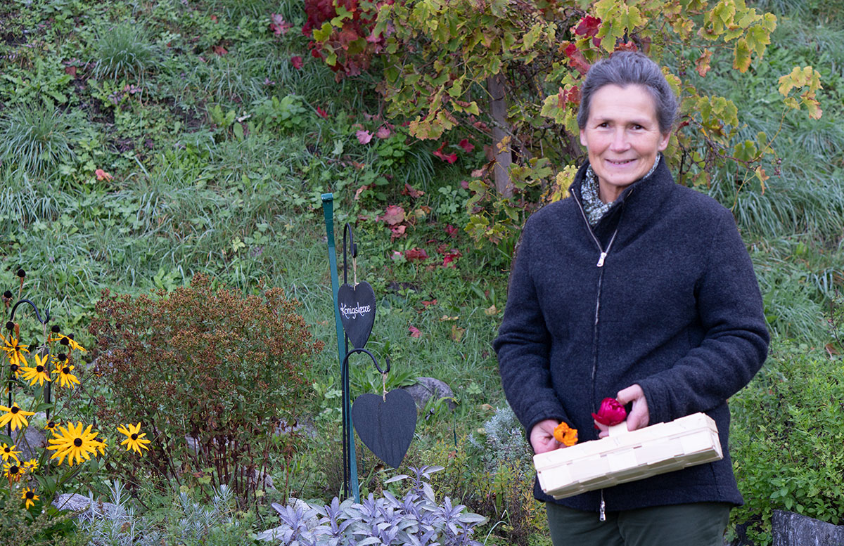 Gut-Berg-Naturhotel-mit-Bauernhof-garten-mit-kräuterhexe