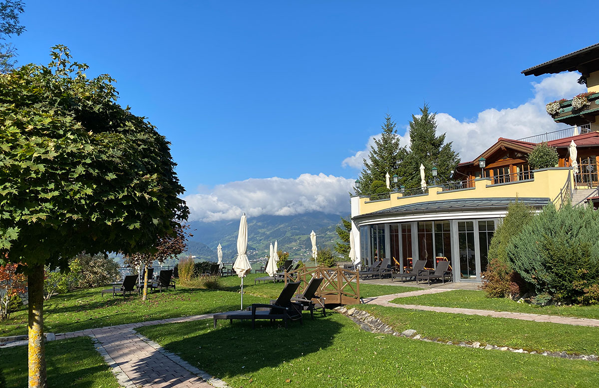 Gut-Berg-Naturhotel-mit-Bauernhof-garten