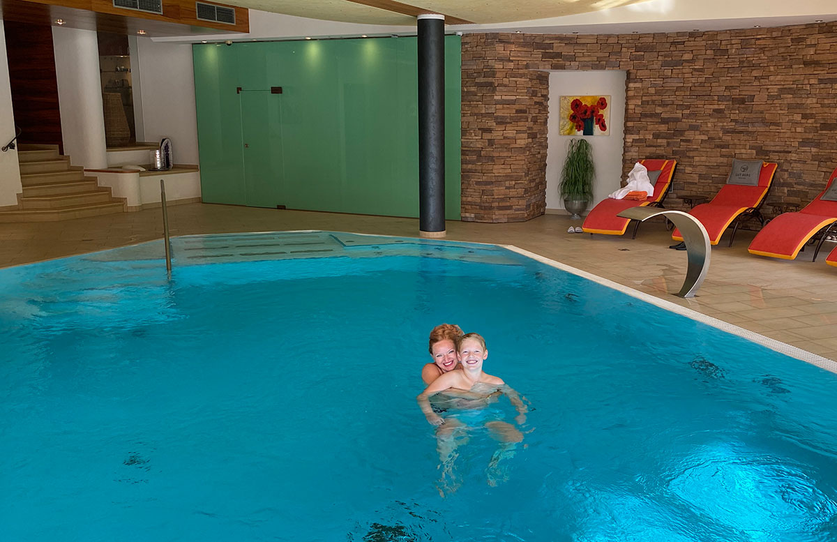 Gut-Berg-Naturhotel-mit-Bauernhof-im-pool
