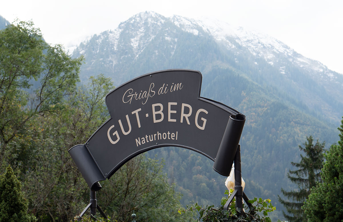 Gut-Berg-Naturhotel-mit-Bauernhof-schild