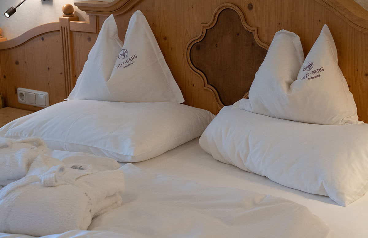 Gut-Berg-Naturhotel-mit-Bauernhof-schlafzimmer-bett