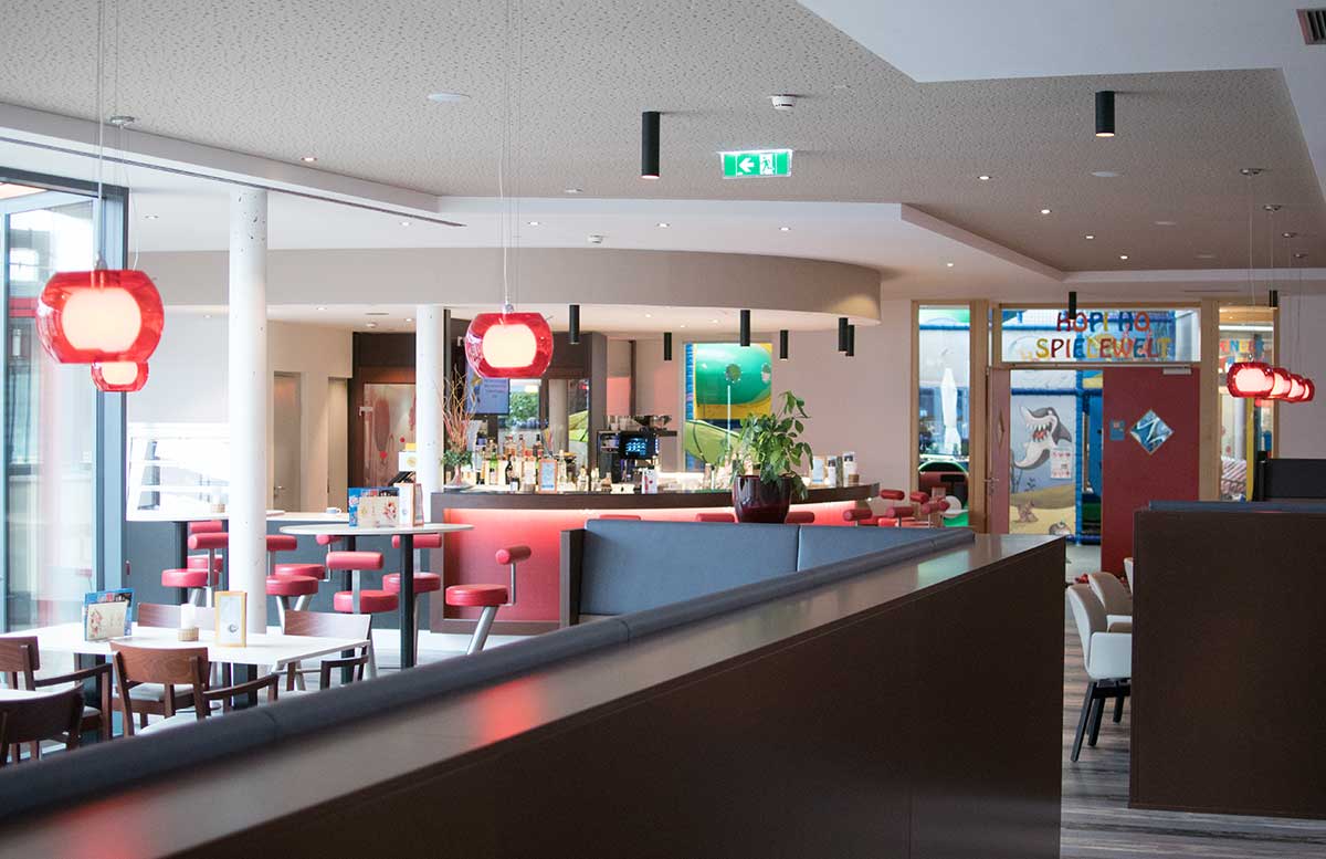 H2O-Hotel-Therme-Resort-und-Ausflug-zur-Pfauenfarm-Lindenhof-hopi-ho-spielewelt