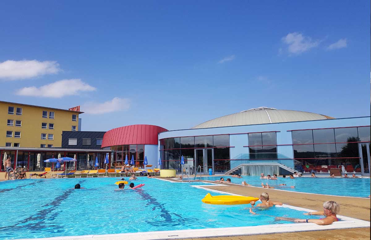 GEWINNSPIEL Familien Wellness-Wochenende in der H2O Therme pool