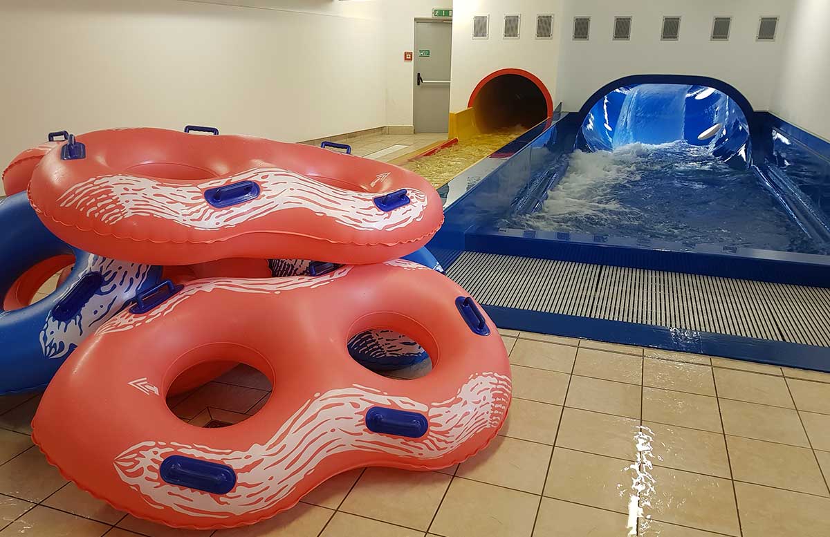 Sommerspaß im H2O Hotel Thermen Resort outdoor pool rutschen