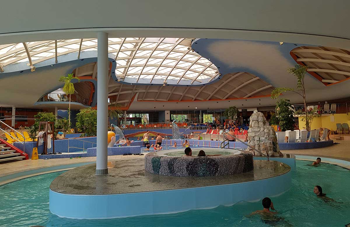 H2O-Hotel-Therme-Resort-und-Ausflug-zur-Pfauenfarm-Lindenhof-whirlpool-indoor