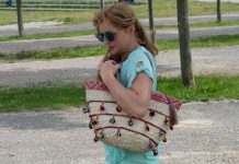 Handtaschen aus Bambus und Stroh – die Trend Accessoires des Sommers Handtaschen-aus-Bambus-und-Stroh--die-Trend-Accessoires-des-Sommers-tasche-mit-bommel-tragend