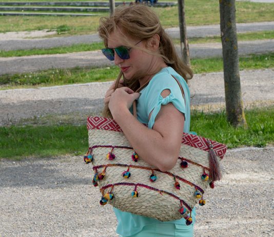 Handtaschen aus Bambus und Stroh – die Trend Accessoires des Sommers Handtaschen-aus-Bambus-und-Stroh--die-Trend-Accessoires-des-Sommers-tasche-mit-bommel-tragend