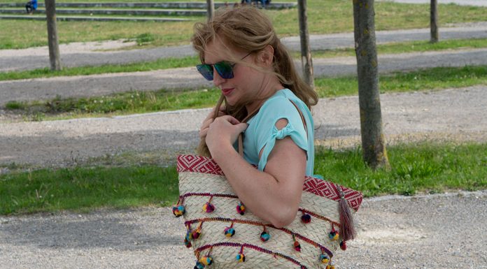 Handtaschen aus Bambus und Stroh – die Trend Accessoires des Sommers Handtaschen-aus-Bambus-und-Stroh--die-Trend-Accessoires-des-Sommers-tasche-mit-bommel-tragend