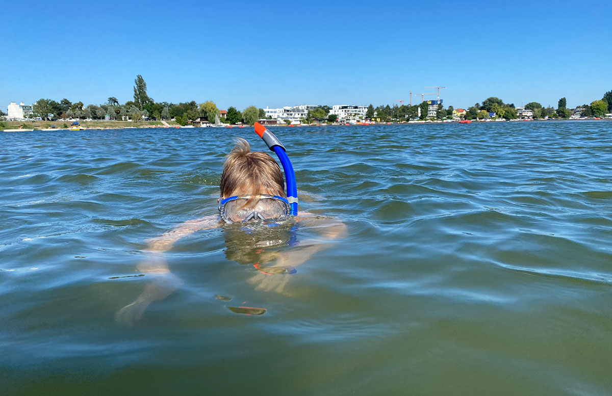 Hochwertige-Strandtücher-und-Badespaß-Zubehör-lenny-wasser