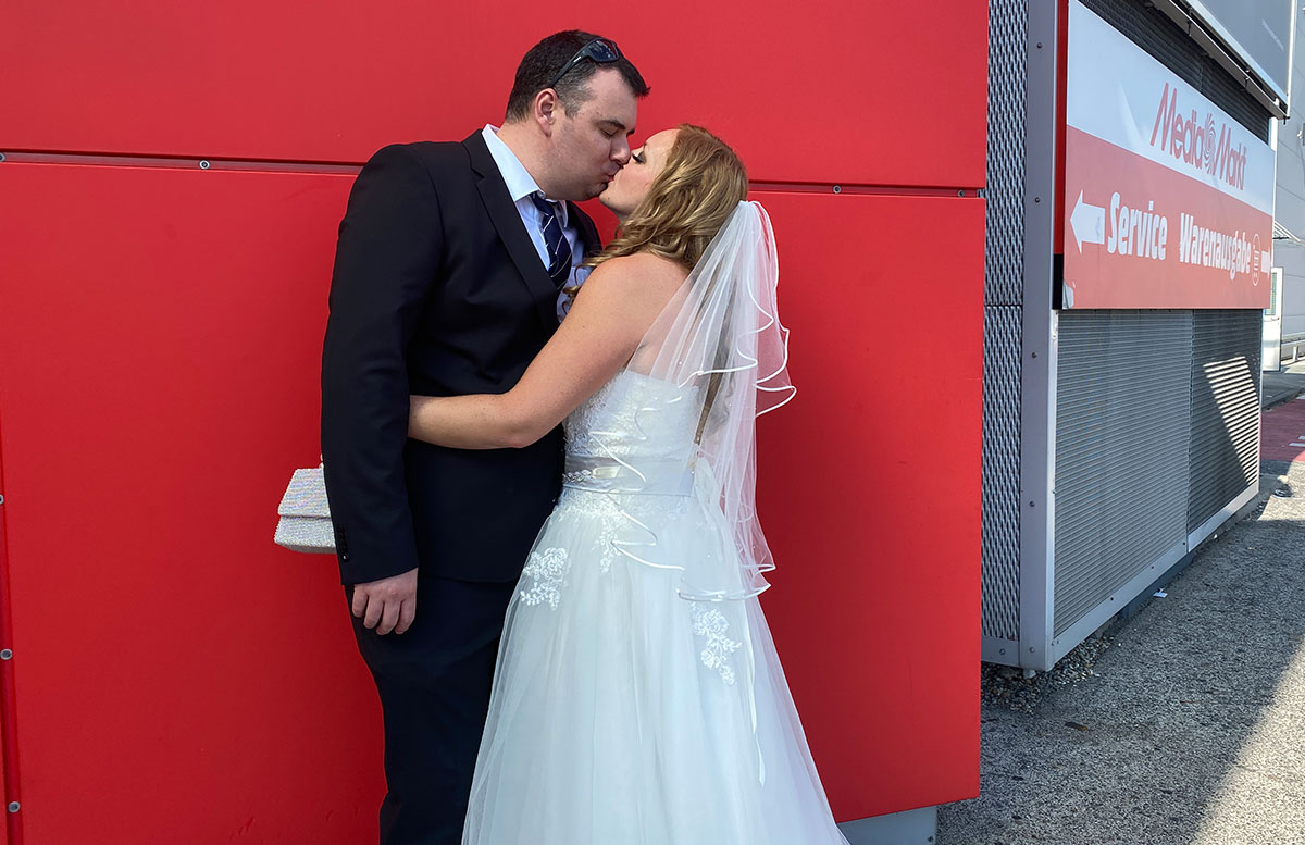 Hochzeitspaar-3D-Figur-von-3D-Generation-FOTO-vor-mediamarkt