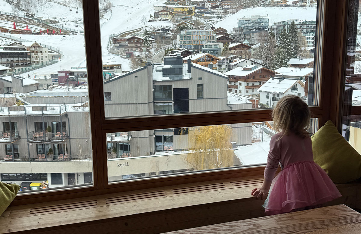 Hotel-Alpin-Juwel-in-Saalbach-Hinterglemm-aussicht-zimmer