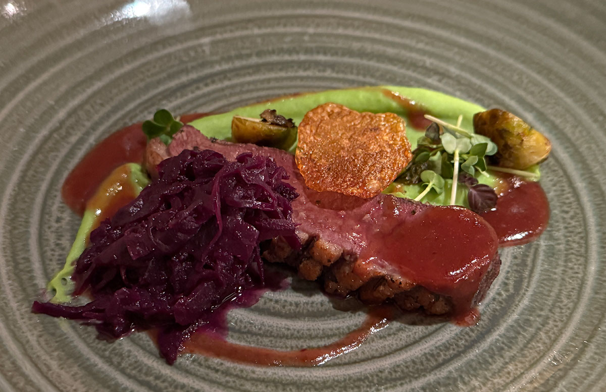 Hotel-Alpin-Juwel-in-Saalbach-Hinterglemm--ente-mit-rotkraut