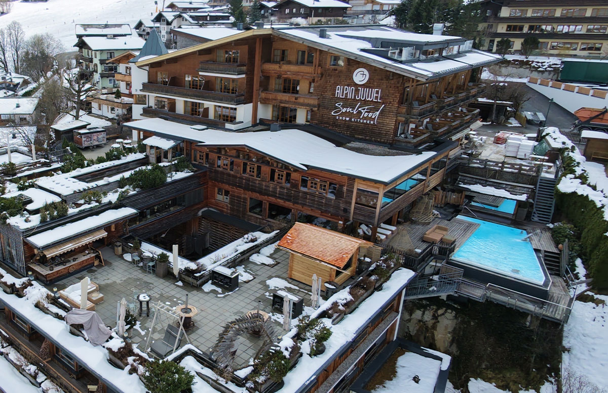 Hotel-Alpin-Juwel-in-Saalbach-Hinterglemm-hotel-von-oben