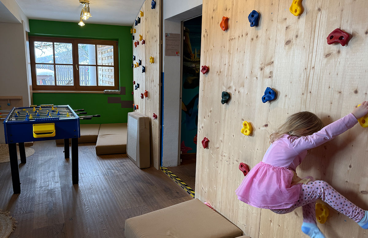 Hotel-Alpin-Juwel-in-Saalbach-Hinterglemm--kletterwand