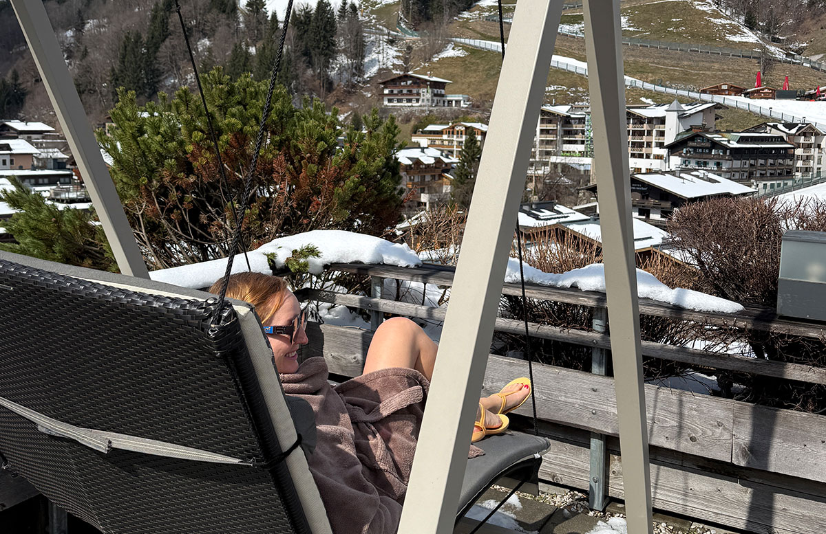 Hotel-Alpin-Juwel-in-Saalbach-Hinterglemm-sonnenliege