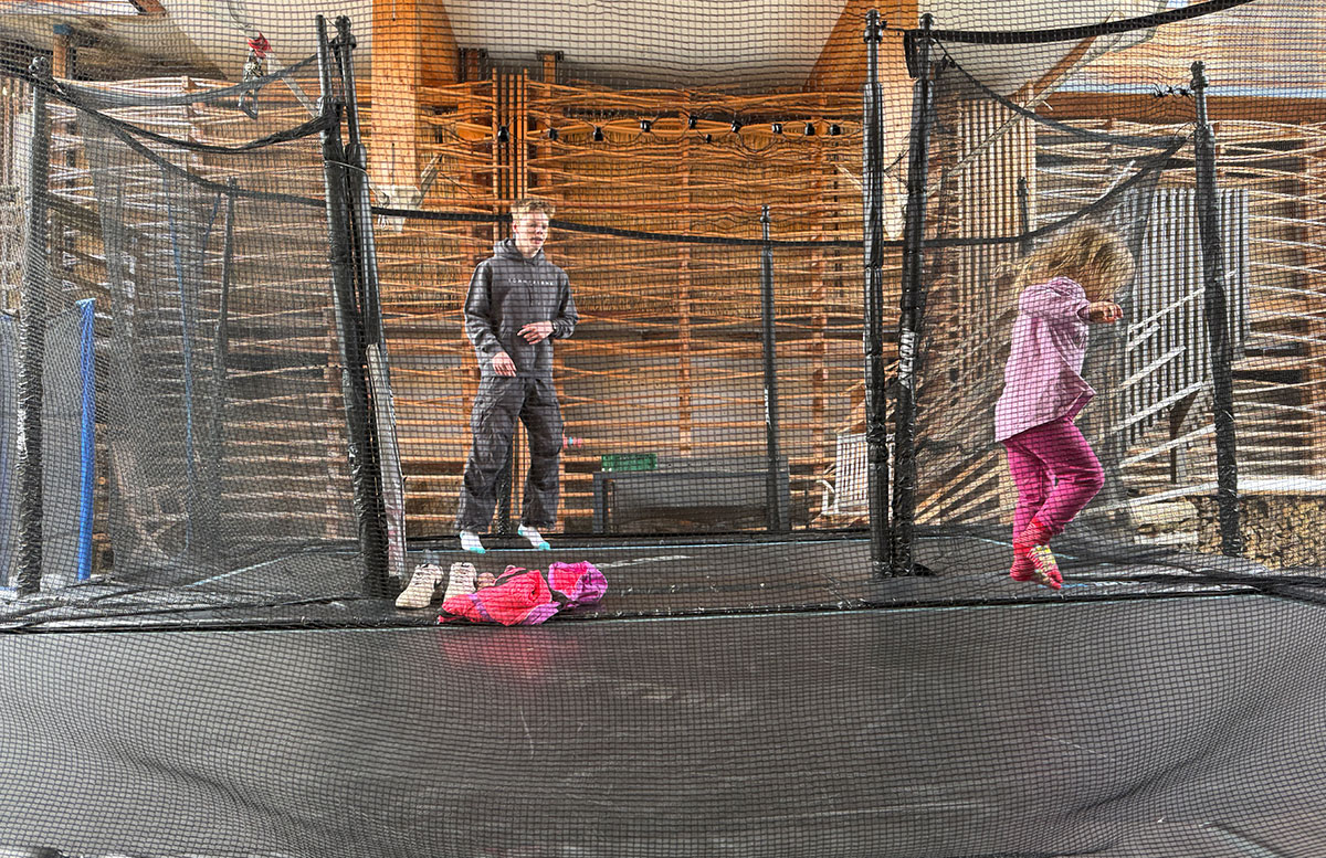 Hotel-Alpin-Juwel-in-Saalbach-Hinterglemm-trampolin