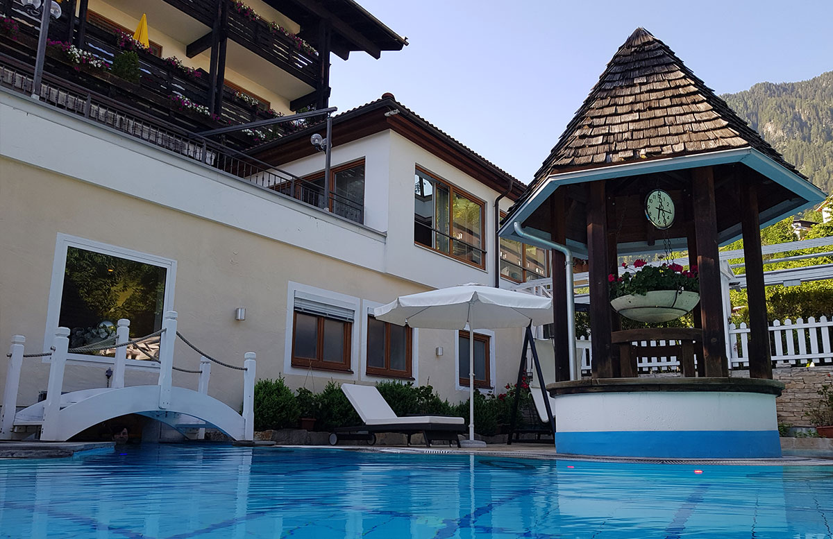 Hotel-Bismarck-in-Bad-Hofgastein-outdoor-pool
