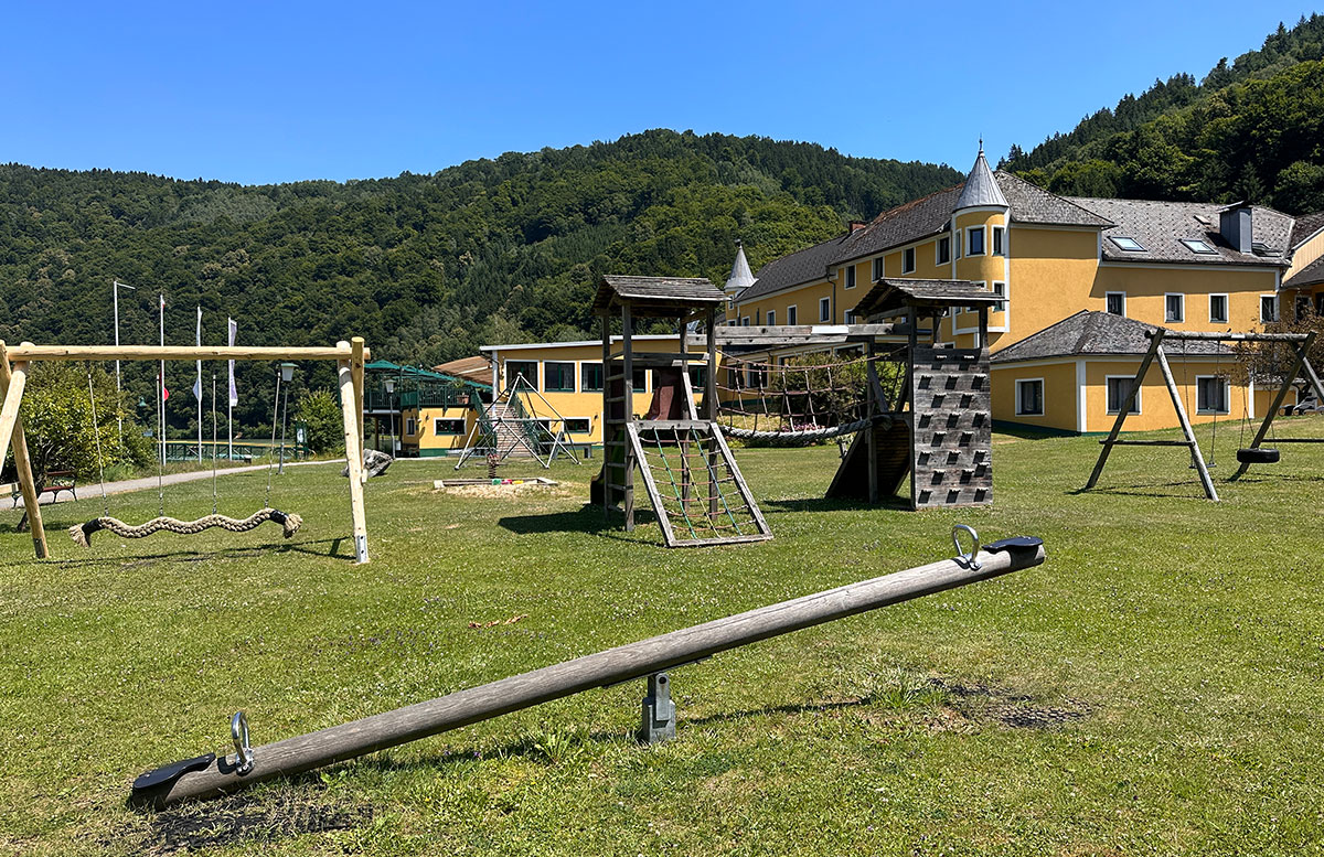 Hotel-Donauschlinge-bei-der-Schlögener-Schlinge-spielplatz