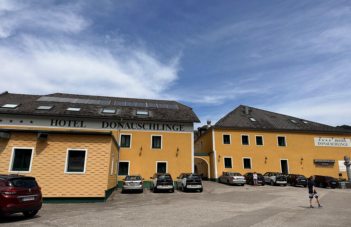 Hotel-Donauschlinge-bei-der-Schlögener-Schlingev-von-aussen