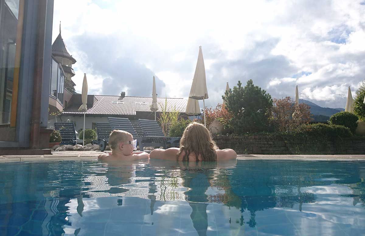 hotel-ebners-waldhof-am-see-im-pool-mit-lenny