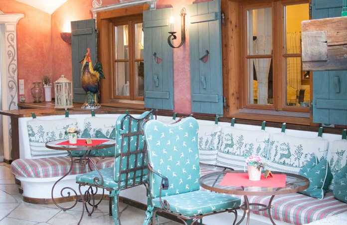 Hotel Ebner’s Waldhof am See Hotel-Ebner's-Waldhof-am-See-vor-dem-frühstücksraum-2