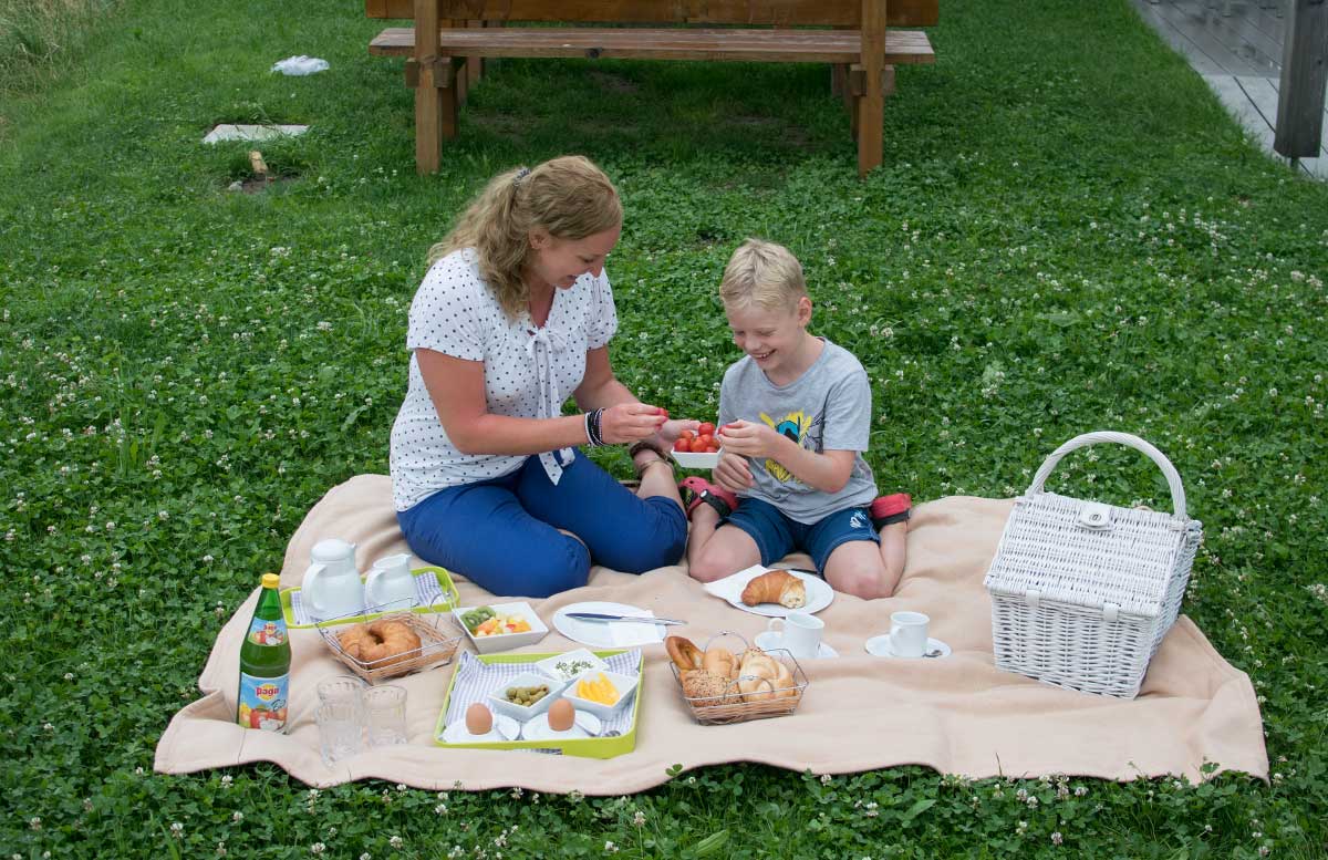 Hotel Gasthof Am Riedl in Koppl - der Riedlwirt frühstück im grünen picknick detail