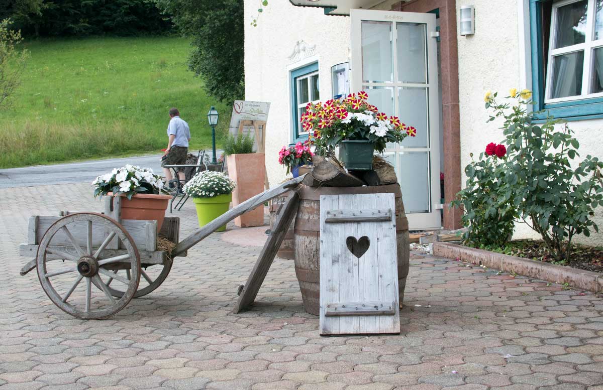 Hotel Gasthof Am Riedl in Koppl - der Riedlwirt der gasthof detail schubkarre