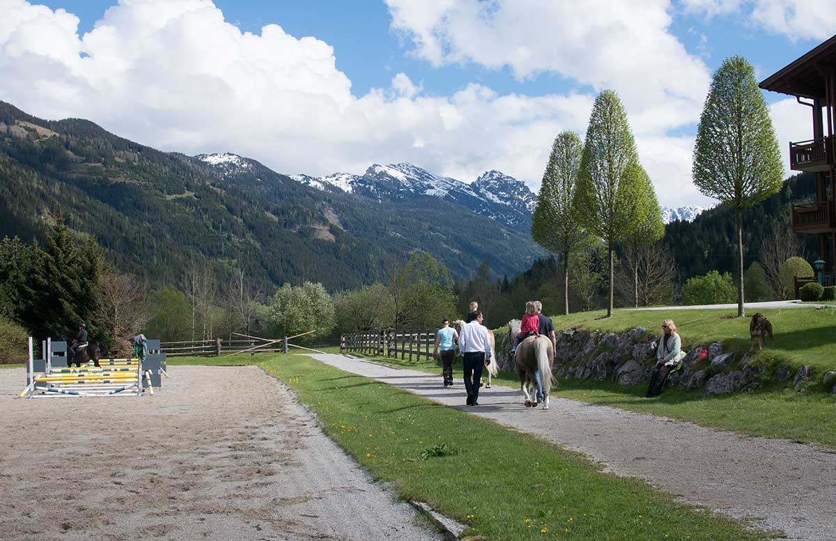 Hotel Gut Weissenhof in Radstadt aussicht beim reiten
