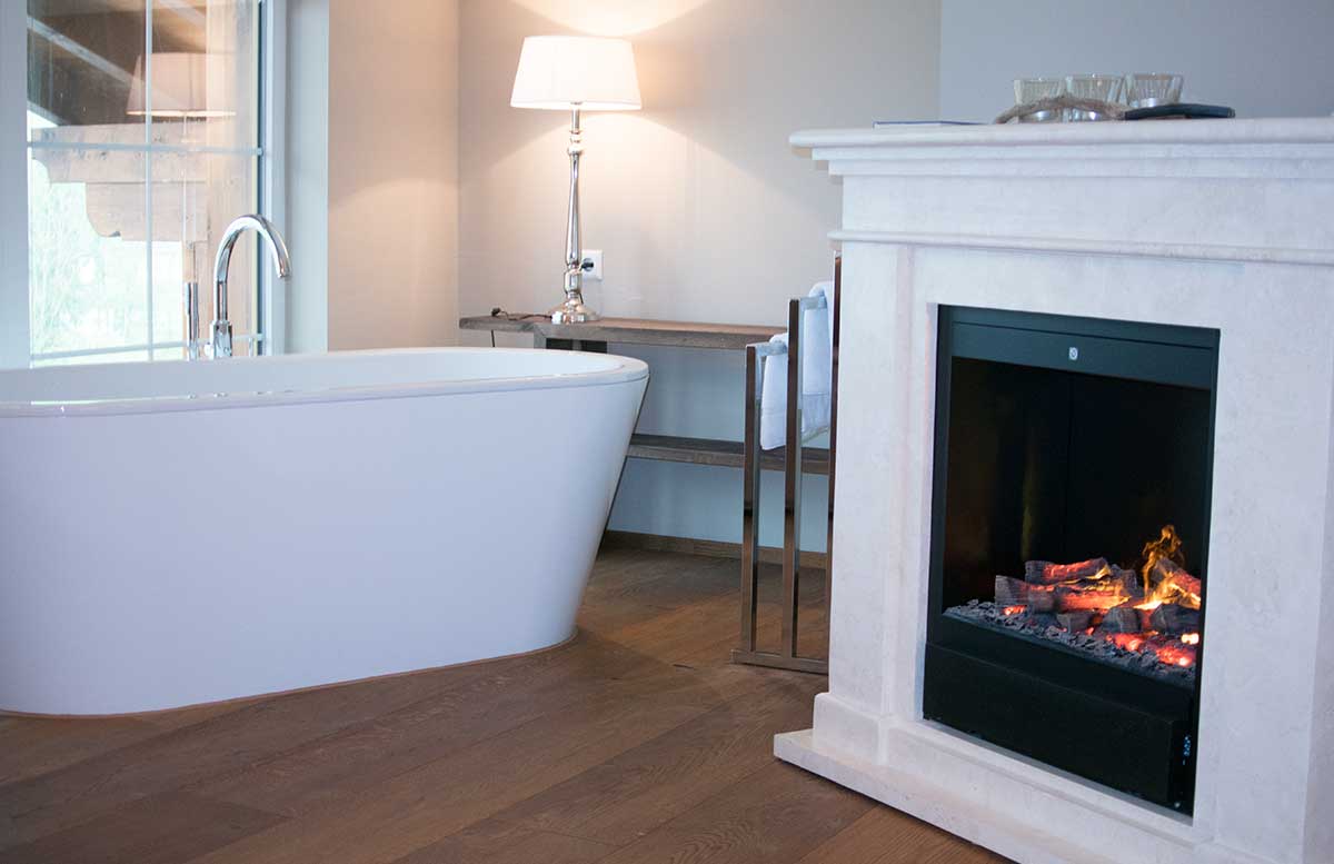 Hotel Gut Weissenhof in Radstadt schlafzimmer badewanne mit kamin
