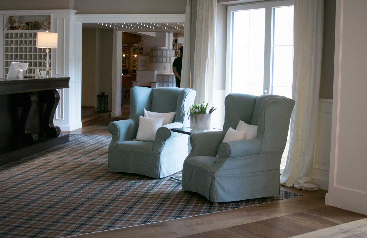 Hotel Gut Weissenhof in Radstadt das hotel couch in der lobby rezeption