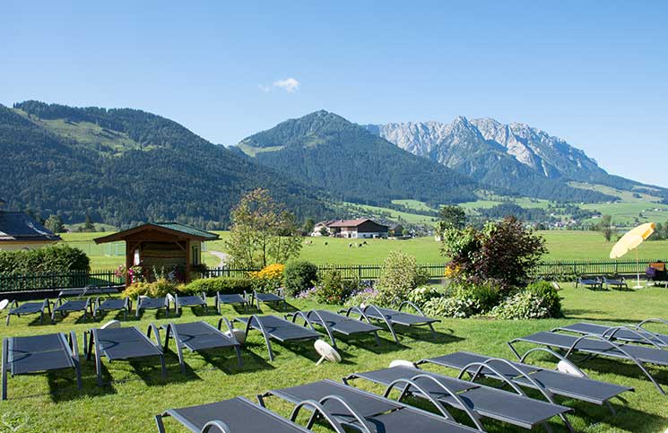 Hotel-Seehof-am-Walchsee-berge-und-liegen