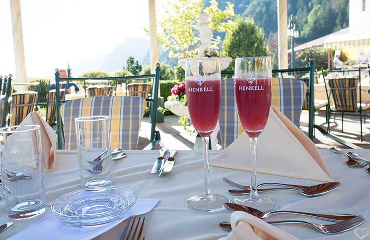 Hotel-Seehof-am-Walchsee-grillabend-glas-sekt
