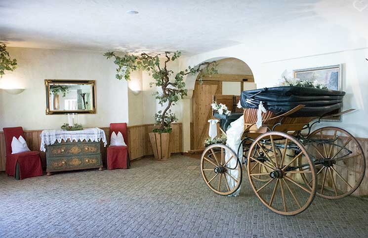 Hotel-Seehof-am-Walchsee-kutsche-im-hotelflur