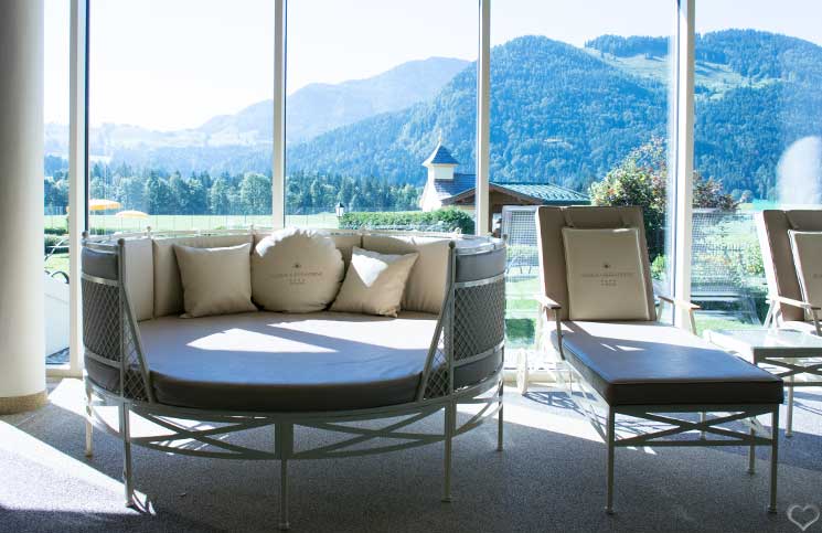 Hotel-Seehof-am-Walchsee-liege-beim-indoor-pool